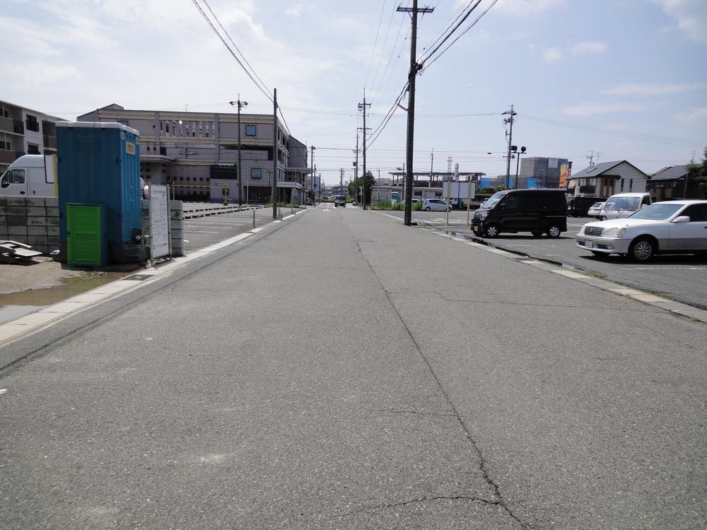 Local photos, including front road. Frontal road