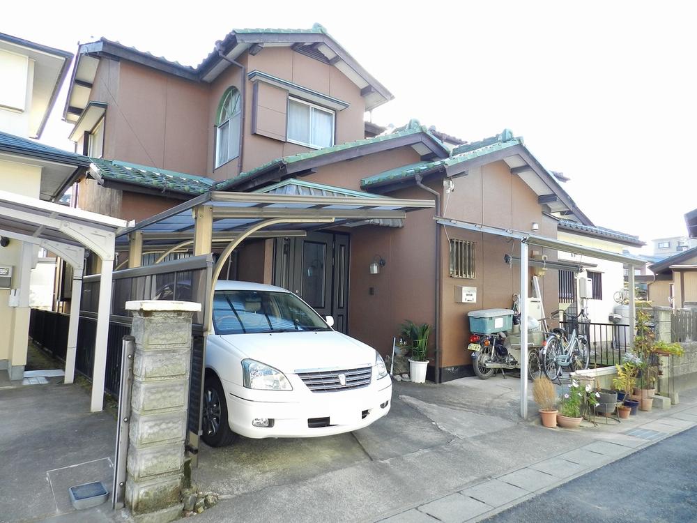 Local appearance photo. Carport, With cycle port