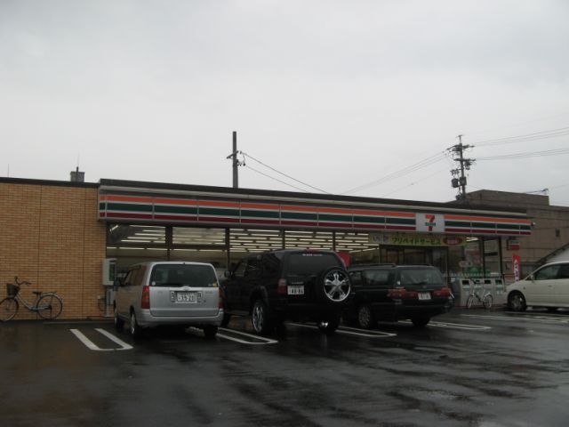 Convenience store. 550m to Seven-Eleven (convenience store)