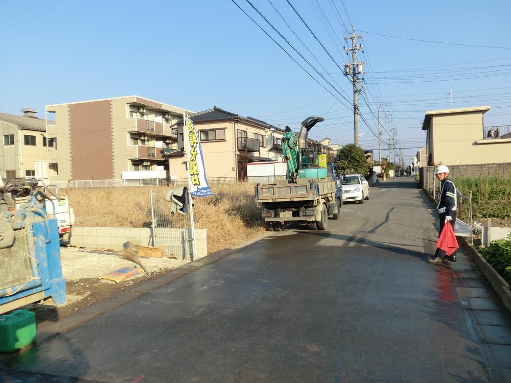 Local photos, including front road. Local (December 5, 2013) Shooting Front road is wide enough. 