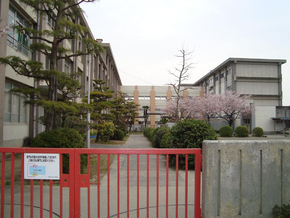 Primary school. 1000m to the north elementary school
