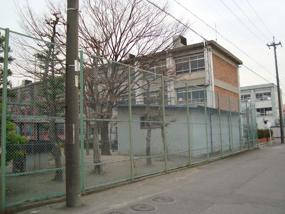 Junior high school. 900m to the north junior high school