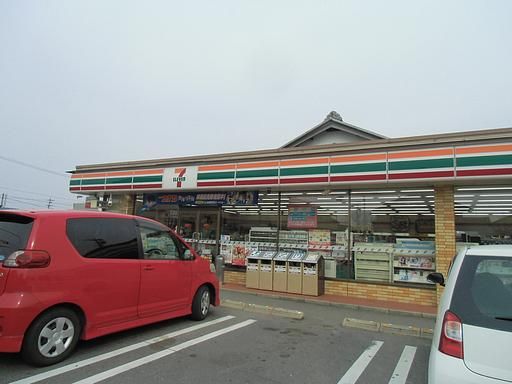 Convenience store. 790m to Seven-Eleven (convenience store)