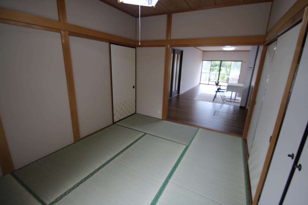 Non-living room. 6 Pledge of Japanese-style room leading to the living room
