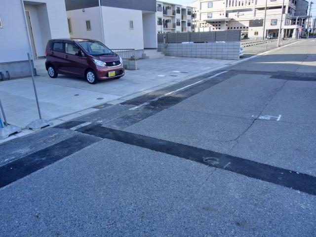 Local photos, including front road. Local (10 May 2013) Shooting Front road is also wide! 