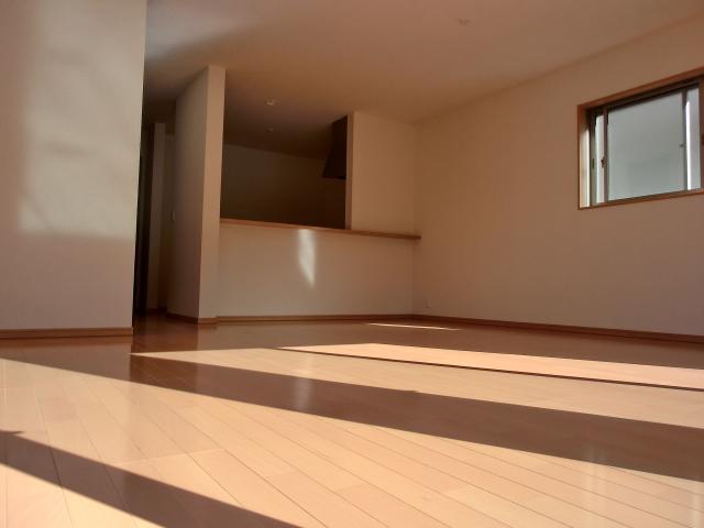 Living. Local (10 May 2013) Shooting And many windows is the bright living room! 