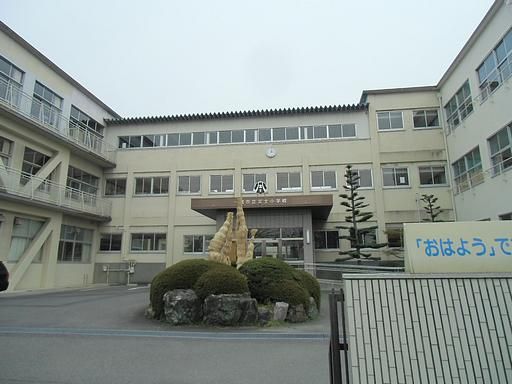 Primary school. 550m up to municipal Fuji elementary school (elementary school)