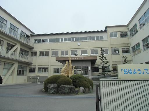 Primary school. 740m up to municipal Fuji elementary school (elementary school)