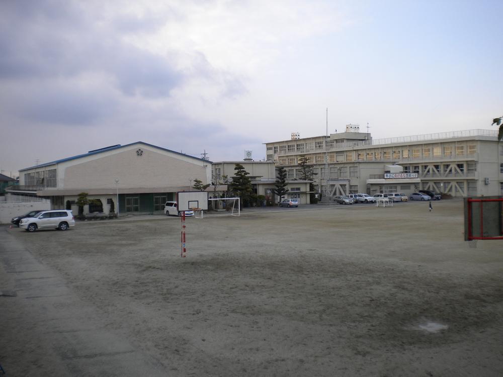 Primary school. 700m until Kuroda elementary school