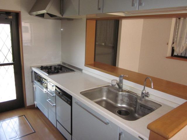 Kitchen. This is a system kitchen with a dishwasher. Kitchen up and down in the housing, There is also under-floor storage. Your back door is also located less space of tightness.