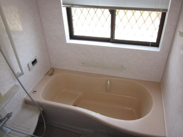 Bathroom. The elderly is also corresponding handrail with unit bus. ^^ You can also sitz bath
