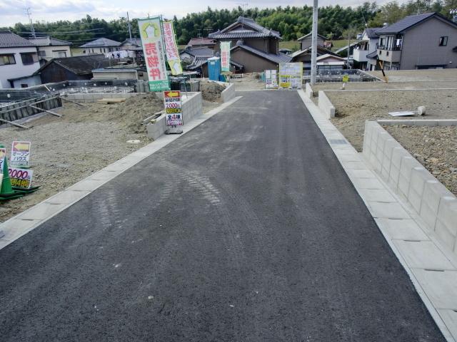 Local photos, including front road. Local (November 22, 2013) Shooting