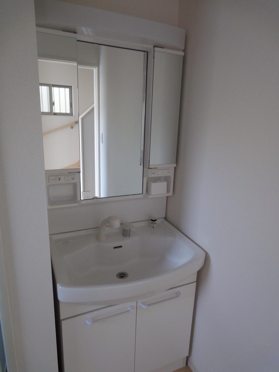 Wash basin, toilet. (2013.12.10 shooting)