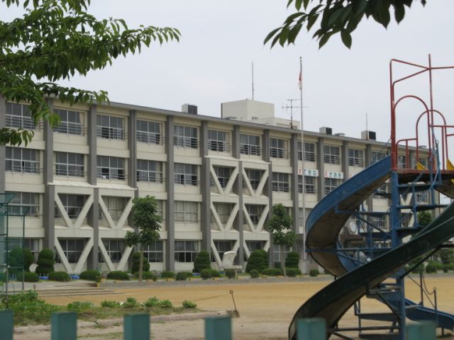 Primary school. 1200m until the Municipal Suehiro elementary school (elementary school)