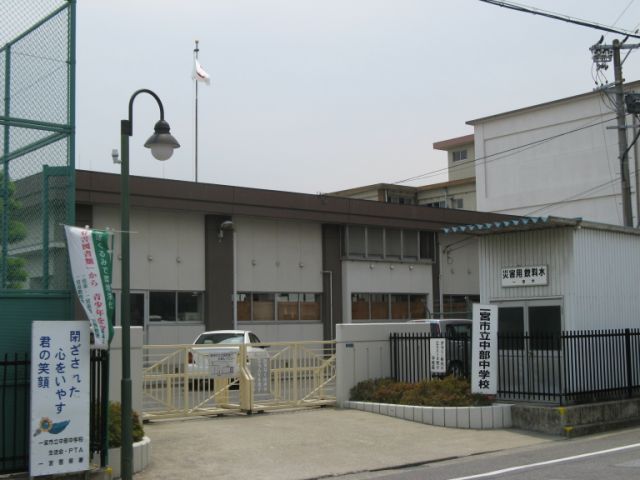 Junior high school. 1000m to the Municipal Central Junior High School (Junior High School)