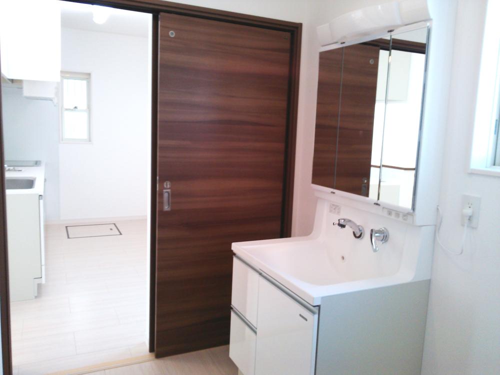 Wash basin, toilet. B6 Washroom