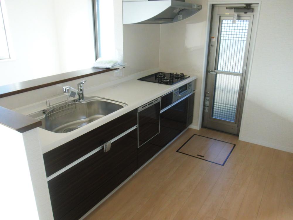 Kitchen. Since this is an open-kitchen type also can make dishes while enjoying the conversation to see how the child's living. Building D Kitchen