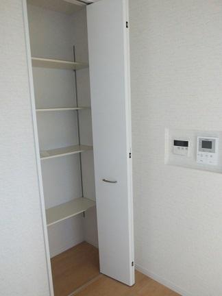 Kitchen. Shelf of the pantry is running formula, Large kitchen equipment is also convenient and can be stored according to the application. 