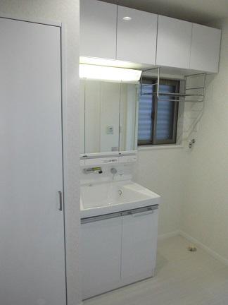 Wash basin, toilet. Installation is also convenient linen warehouse for storage and storage with shampoo dresser in the wash room. Etc. You can also clean tidy family worth of large-sized bath towels. (C Building)