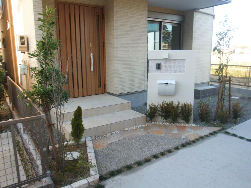 Other local. Entrance casement parent and child door of the large and small. Door to use to open the parent door migraine usually. Carry-out such as furniture Nyutoki are available widely also opened child door. (November 2013) Shooting