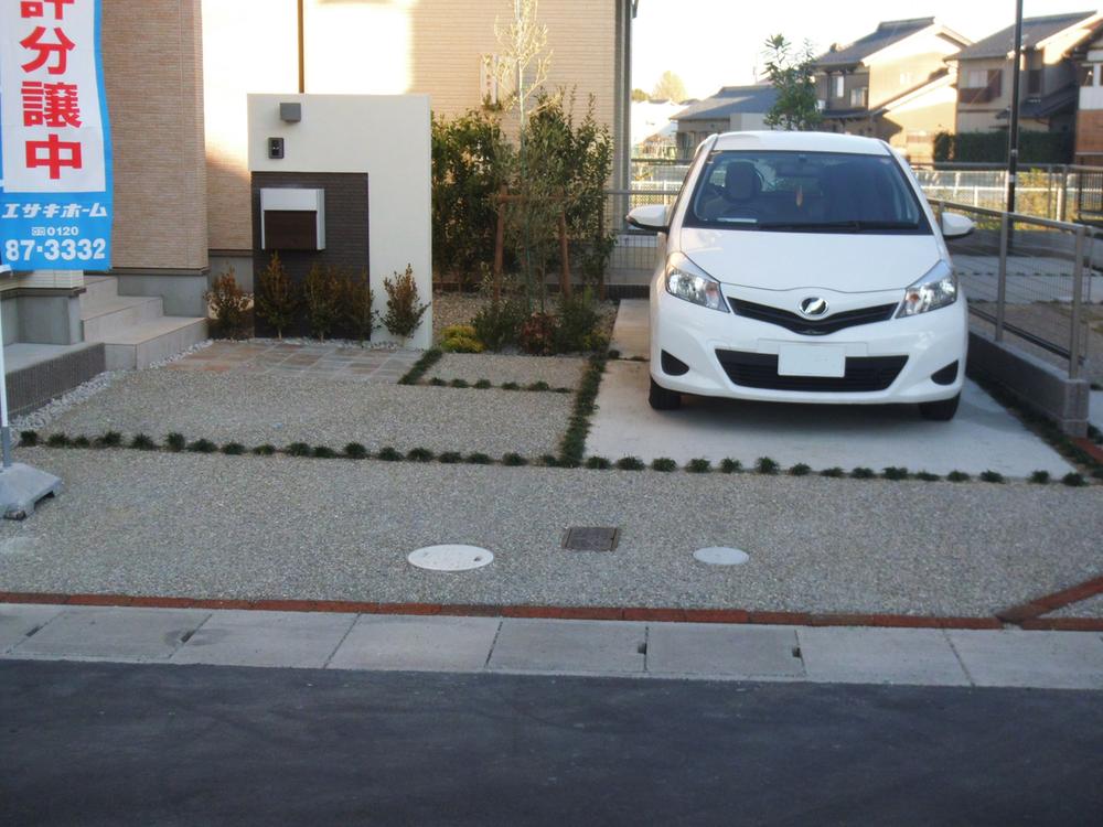 Parking lot. Ensure the 2 car parking. You can relax parking because there is a depth. Building A (November 2013) Shooting