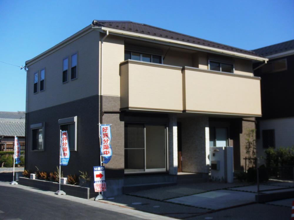 Local appearance photo. The first floor entrance is central, Placing the LDK and the Japanese-style room on the left and right, The second floor is good day in the south balcony. Parking is secure 2 car. Building D (December 2013) Shooting