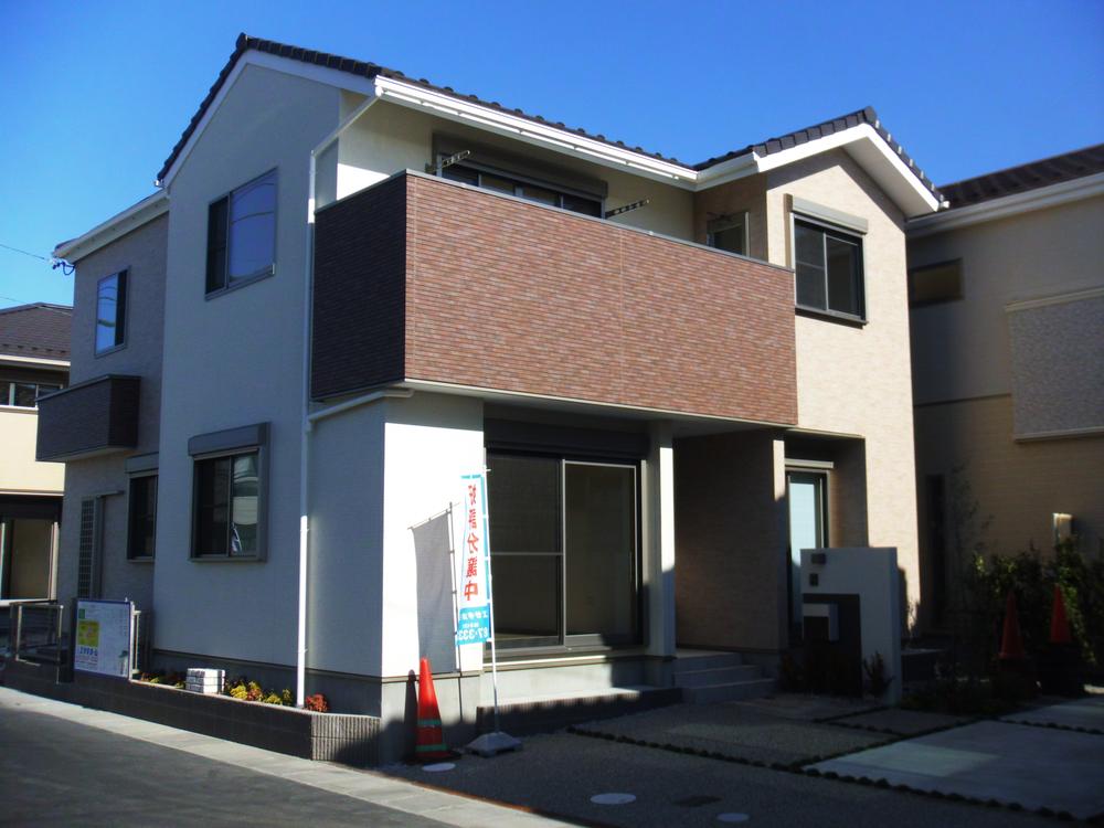 Local appearance photo. Face-to-face system Kitchen ・ LDK with a floor heating is spacious 20.1 Pledge, Cold winter also spend warm with your family. 2F Master bedroom walk-in cloakroom ・ Study corner ・ Very comfortable with south balcony. Building A (December 2013) Shooting