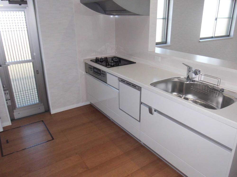 Kitchen.  ・ Bright kitchen with family gather with nature