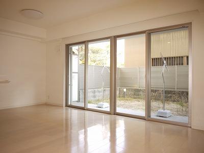 Living. Indoor (11 May 2012) shooting Buildings are built on the south side. Too much effect on the brightness of the room is unlikely. So you can local guidance, In fact, please check.