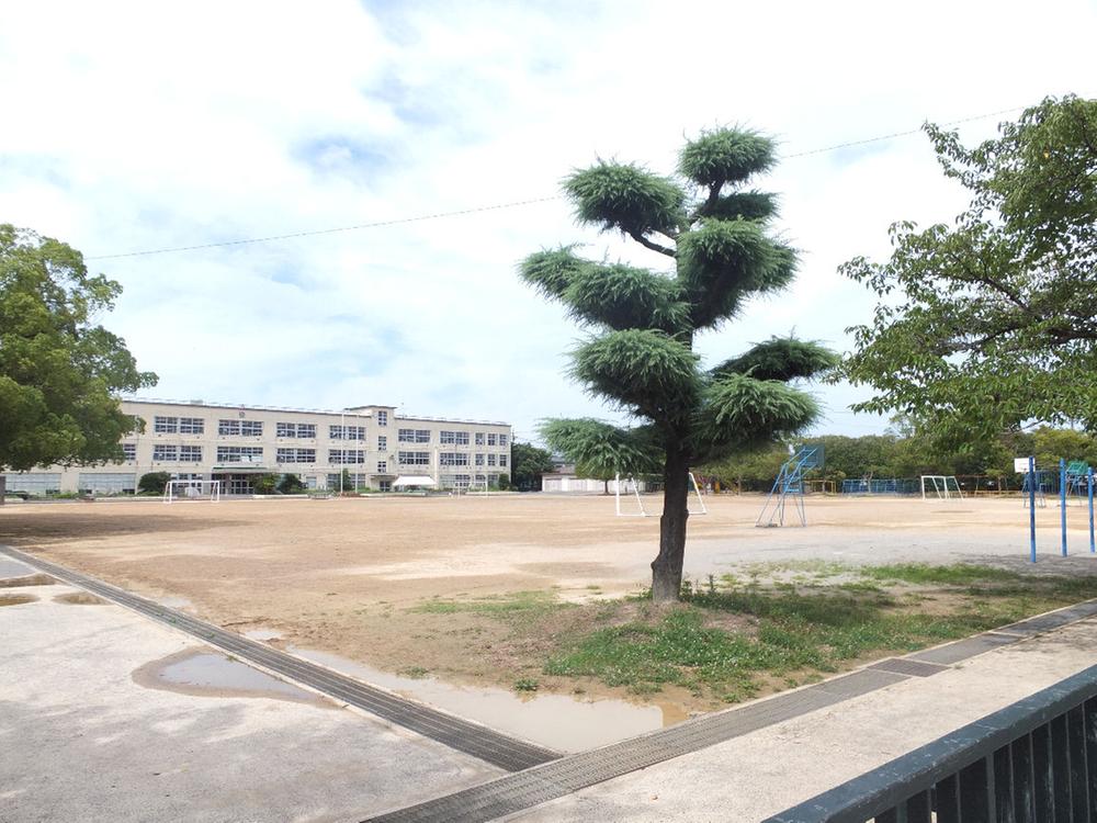 Primary school. Ichinomiya TatsuOkoshi to elementary school 176m