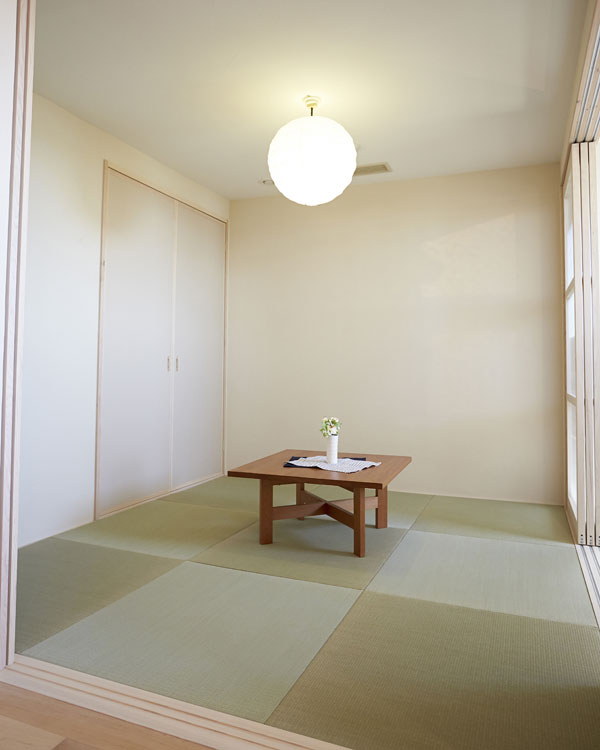 Interior.  [Japanese-style room] Japanese-style room, which is directly connected from the living room, Director makes a living with a sense of relief by opening the partition door