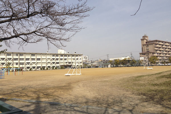 Surrounding environment. Suehiro elementary school (14 mins ・ About 1100m)