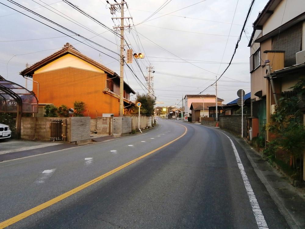 Local photos, including front road. Frontal road