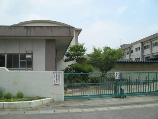 Primary school. 760m up to municipal Hagiwara elementary school (elementary school)
