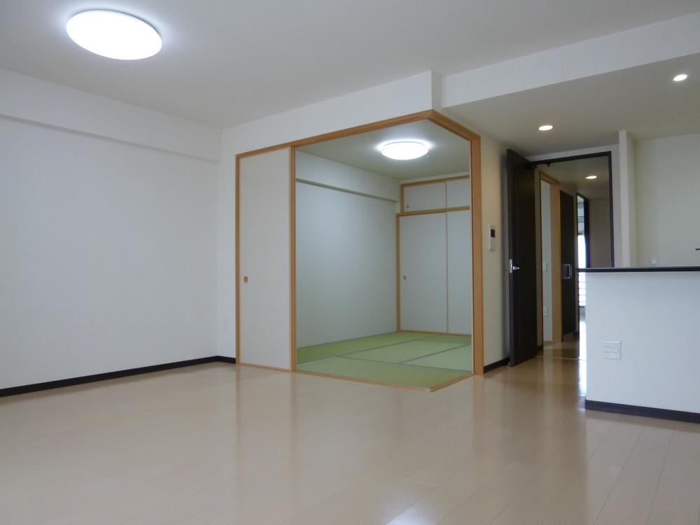 Non-living room. Is a Japanese-style room that follows the living room (10 May 2013) Shooting