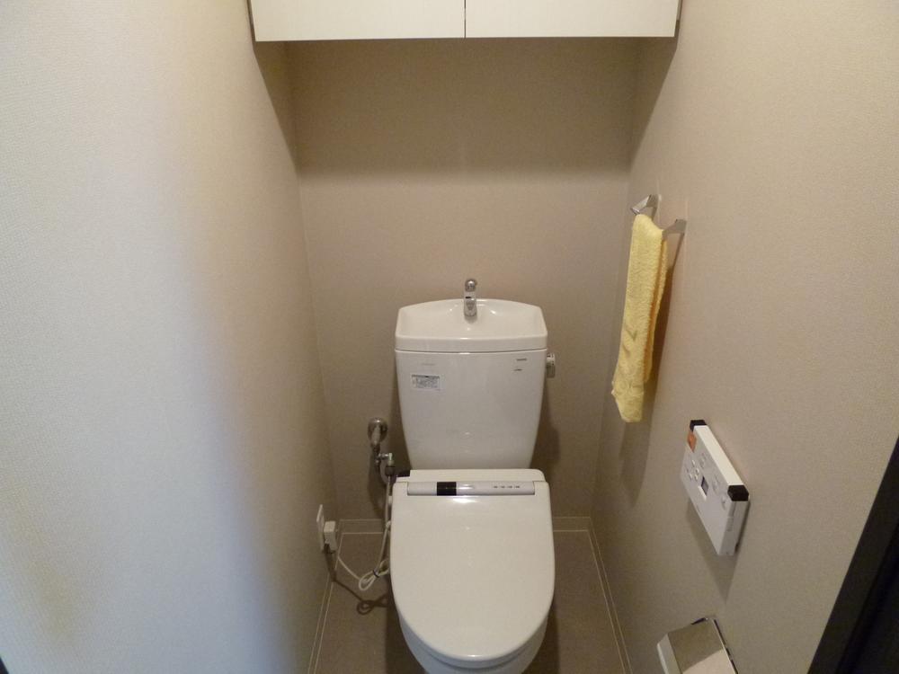 Toilet. Hanging cupboard is also abundant storage (October 2013) Shooting