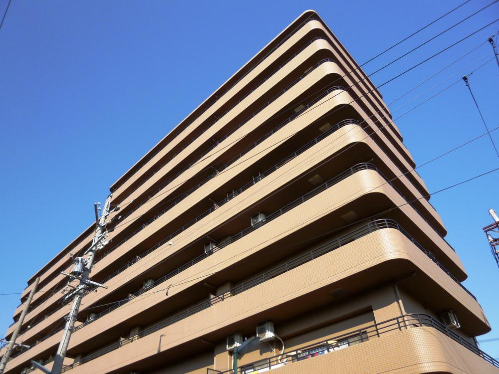Local appearance photo. Building exterior photo. South frontage 8.2m and a wide balcony is characterized by. Local (12 May 2013) Shooting