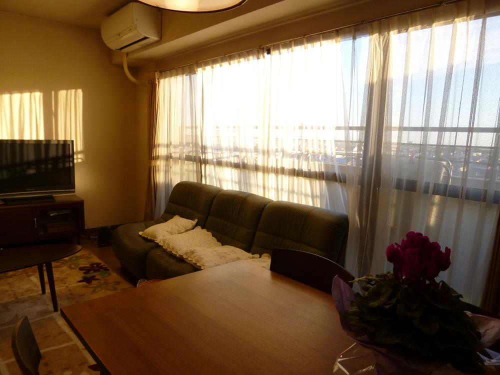 Living. It is about 14.7 tatami of LDK that sunlight is Komu insert. Listings furniture ・ Furnishings are not included in the sale price. Indoor (12 May 2013) Shooting