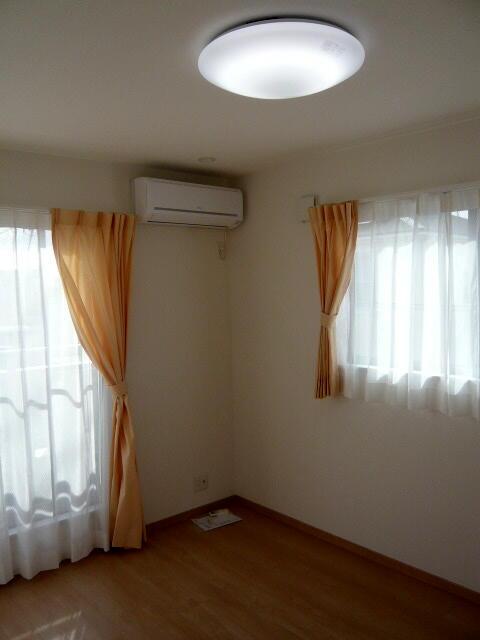 Non-living room. curtain, illumination, Air-conditioned