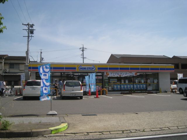 Convenience store. MINISTOP up (convenience store) 340m