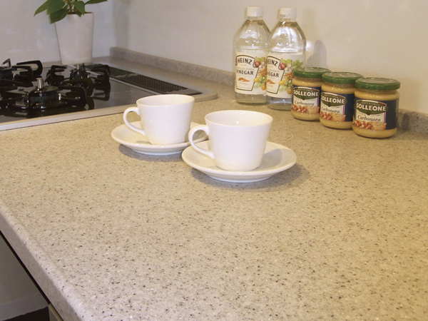 Kitchen.  [Artificial marble work top] Finished in one piece without seams adopt the work top of the "DuPont". durability ・ Excellent heat resistance, Water stains, Teyu, Maintenance of such flaws is easy (same specifications)