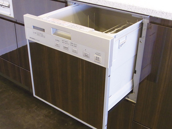 Kitchen.  [Dishwasher] Adopt a dishwasher energy-saving and low-noise (about 37dB). Standard type that can also sterilization (same specifications)