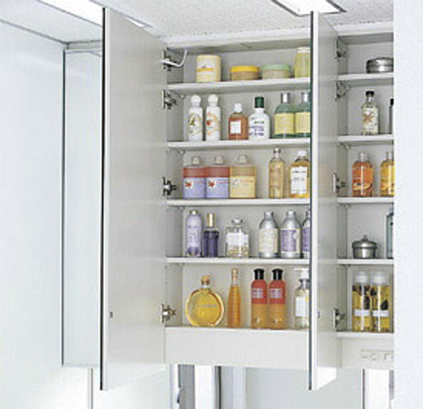 Bathing-wash room.  [Three-sided mirror vanity] Mirror of the bath rising is always clear. It has become the storage space in a large three-sided mirror. This is useful in with a tissue box space (same specifications)