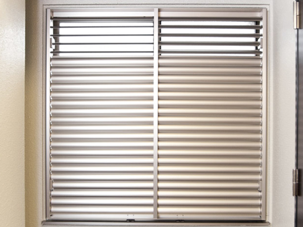 Security.  [Louver surface lattice] The Western-style windows facing the shared hallway, Installing a louver surface lattice block the line of sight from the outside. It can be opened and closed smoothly, Ensure the lighting of. It is a specification that has been consideration to privacy and safety (same specifications)