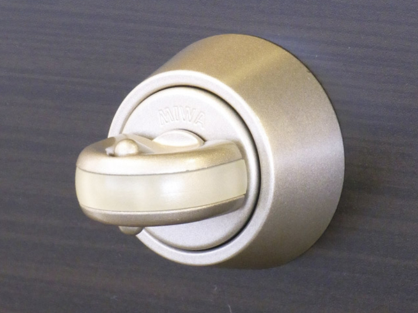 Security.  [Crime prevention thumb turn] In order to prevent incorrect tablets turn Pinch the thumb of the indoor side of the door from the outside, Adopted a crime prevention thumb. We firmly prevent unauthorized entry into the room (same specifications)