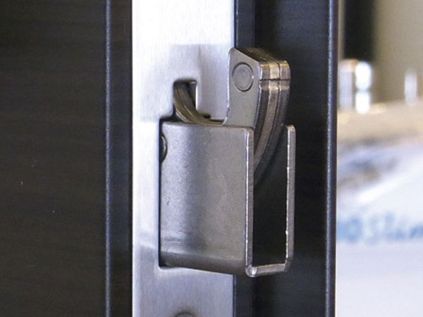Security.  [Sickle dead lock] Yoke is, Adopt a sickle with a dead bolt of special shape that play an effective role in excessive prying by such bar (same specifications)