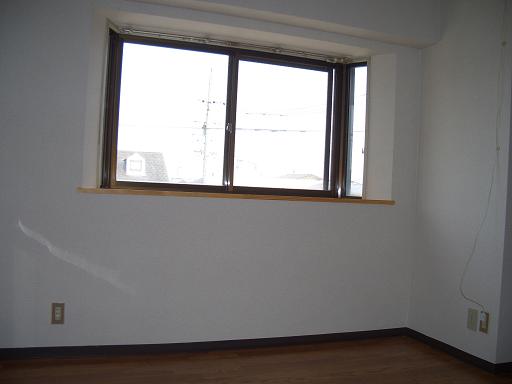 Living and room. There are east-facing bay window