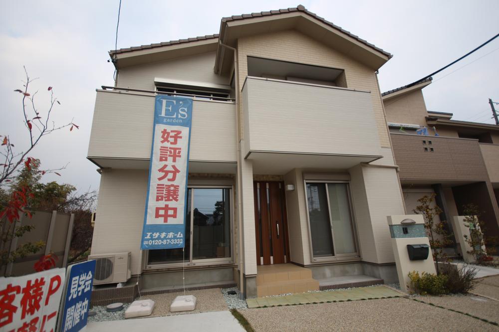 Local appearance photo. Balcony was Dzura back and forth to the south 2 room. Japanese-style room, which can also be used as a guest room on the left side when entering the front door. Right LDK. Is a floor plan that can cope with a sudden customers. J Building (December 2013) Shooting