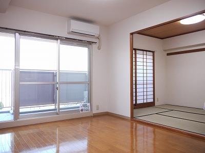 Living. Living and Japanese-style room is so Ease of use in next to each other.