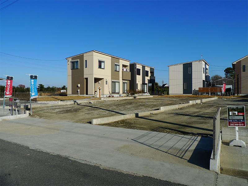 Local photos, including front road. It is the current state. Local (November 30, 2013) Shooting. C ・ I wanted the whole from Building E.